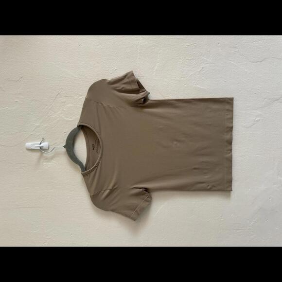 SKIMS Soft Smoothing Seamless T-shirt - Truffle M - Picture 2 of 4